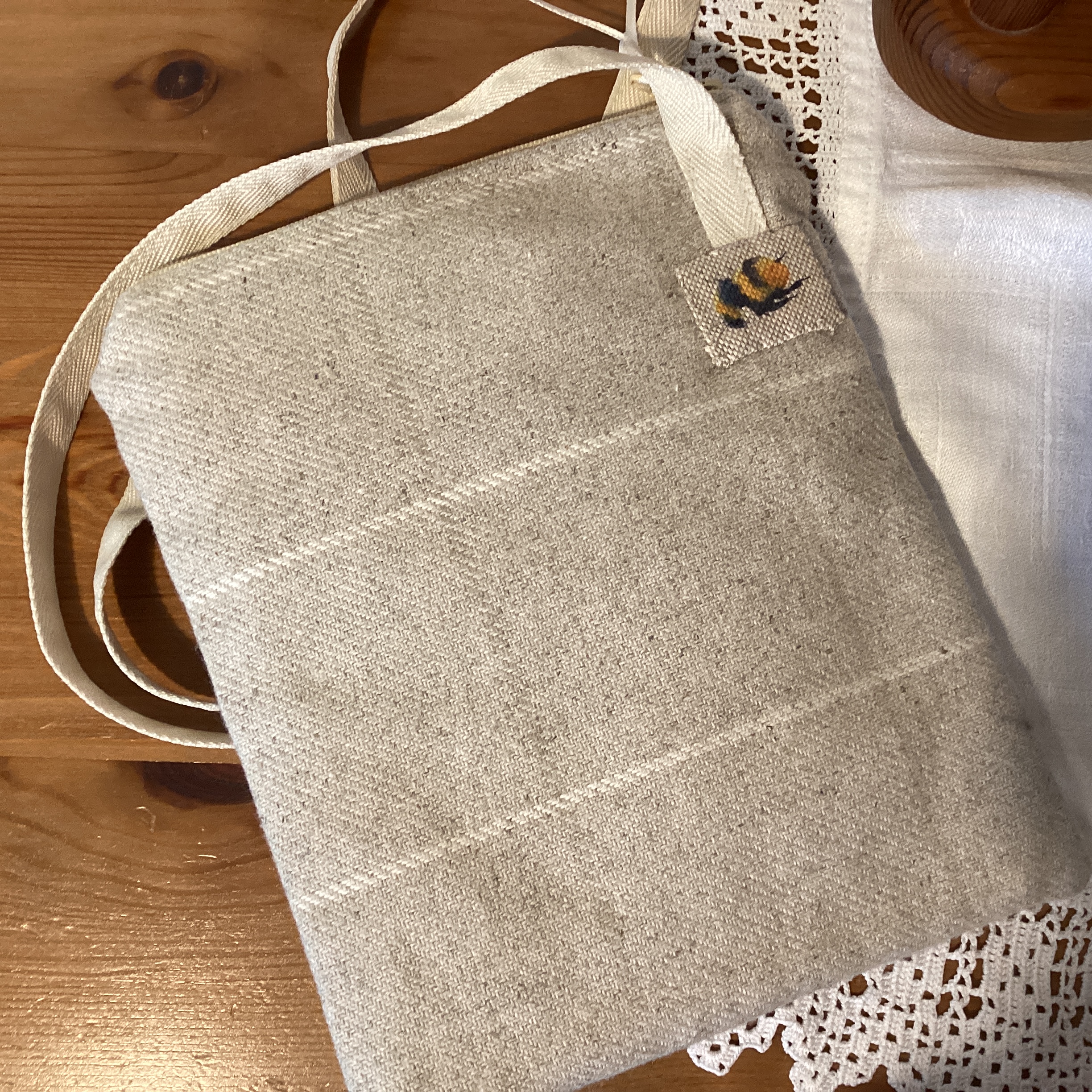 Cross Body Bag - beige with bee